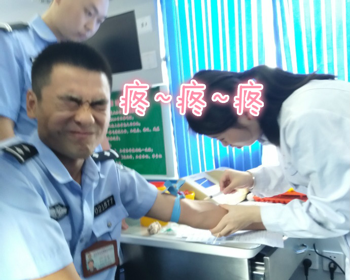 疼skr人！警察在移動獻血車上的表情包亮了