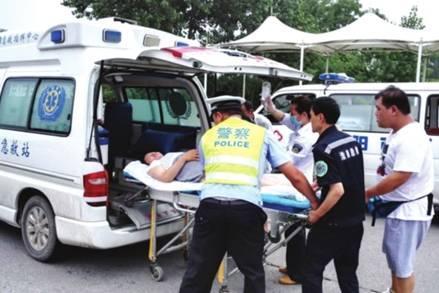 命懸一線牽動(dòng)人心，救護(hù)車臨危不亂治病救人_